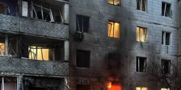 Ворог ударив безпілотником по житловому сектору Сум: пошкоджено багатоповерхівку, двоє постраждалих