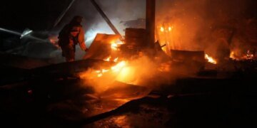 У Запоріжжі через російську атаку пошкоджено торговельний центр, є постраждалі – ОВА
