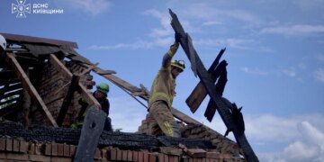 На місці російського ракетного удару під Києвом завершили аварійно-рятувальні роботи