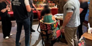 Вимагала 11 000 доларів за оформлення відстрочки – на Одещині затримали працівницю ТЦК