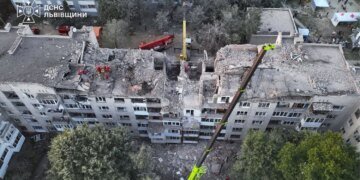 У Львові під завалами можуть перебувати ще двоє людей після ворожої атаки