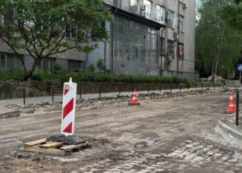 Історична знахідка: у Львові знайшли бруківку під асфальтом. Її використають повторно