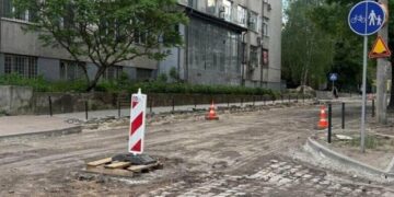Історична знахідка: у Львові знайшли бруківку під асфальтом. Її використають повторно