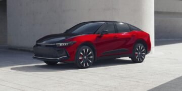 Повний привід і гібридні установки: Toyota оновила оригінальний седан-кросовер (фото)