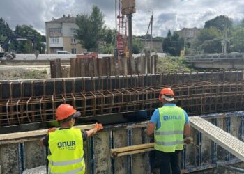 Будівництво шляхопроводу в Рясному: у Львові завершили черговий етап робіт