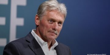 Пєсков заявив, що бойові дії можна зупинити “до кінця доби”: у Кремлі назвали умову