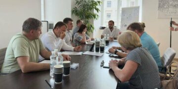 Шум, запахи та брак світла: у Львові мешканці будинків на площі Ринок знову зустрілися з представниками «МакДональдз»