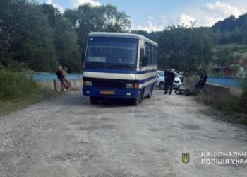 На Львівщині автобус зіткнувся з мотоциклом: 21-річного водія госпіталізували
