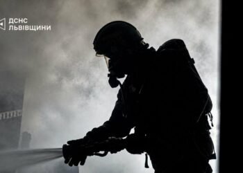 Пожежа у багатоповерхівці Новояворівська: рятувальники загасили вогонь на загальному балконі