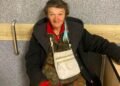 У Львові розшукали жінку, яка підпалила декор на фасаді магазину: але не можуть встановити особу палійки, – ФОТО