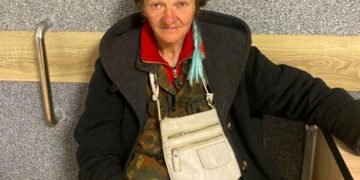 У Львові розшукали жінку, яка підпалила декор на фасаді магазину: але не можуть встановити особу палійки, – ФОТО