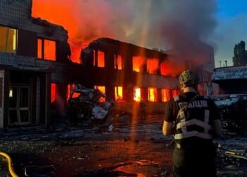 Росіяни атакували балістикою два райони Києва: спалахнули пожежі, загинули люди (фото)