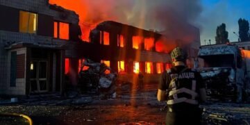 Росіяни атакували балістикою два райони Києва: спалахнули пожежі, загинули люди (фото)