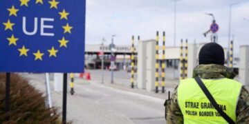 Українців пускатимуть до ЄС лише з однією довідкою: Єврокомісія готує нові правила