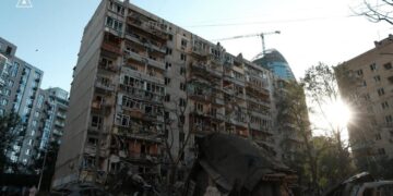 Росія завдала масованого удару по Києву: 13 загиблих та десятки поранених