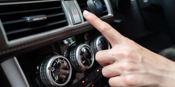 Увімкнули “аварійку” і стали “на хвилинку”: чи врятує це водія від штрафу