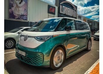 У дусі хіпі: в Києві засвітився електромобіль Volkswagen у ретростилі (фото)