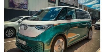 У дусі хіпі: в Києві засвітився електромобіль Volkswagen у ретростилі (фото)