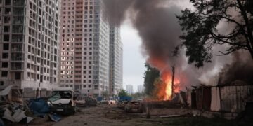 Наслідки нічного удару РФ: у Києві влучання у багатоповерхівку, загинуло 9 людей (фото)