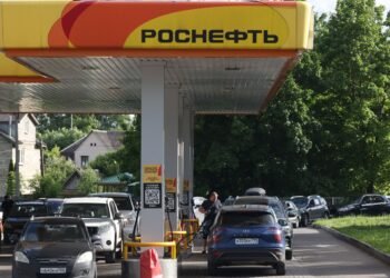 Ціни на бензин у РФ б’ють нові рекорди: черги на АЗС охопили майже всю країну