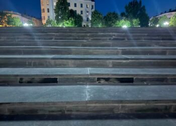 У Чернівцях сходи площі відремонтували гранітними надгробками із портретами: що кажуть у мерії