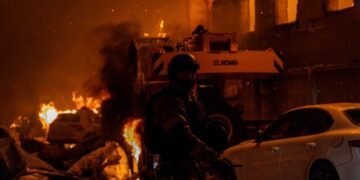 Вибухи без тривоги у Києві: почались пожежі з двох районах, є постраждалі, атака триває (фото)