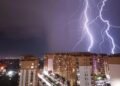 Рівень небезпеки “жовтий”: в Києві попереджають про зливи та грози цієї ночі