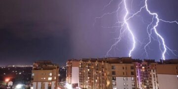 Рівень небезпеки “жовтий”: в Києві попереджають про зливи та грози цієї ночі