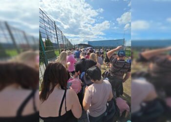 Понад 200 людей у черзі: що відбувається на єдиному пішохідному пункті пропуску до Польщі