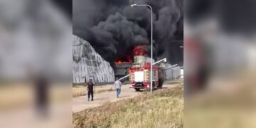 КАБи РФ зруйнували одну з найбільших птахофабрик Європи: спалахнула масштабна пожежа (відео)