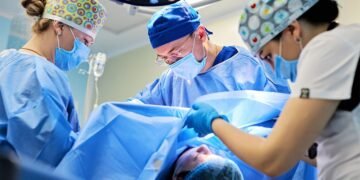 Півтори години боротьби за подих: львівські хірурги врятували однорічну дитину