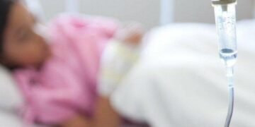 Після відпочинку на озері на Львівщині госпіталізували 20 дітей та чоловіка