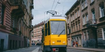 Через провалля під коліями у Львові змінили маршрут трамвая №9