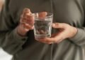Чому в спеку потрібно пити більше води: скільки рідини насправді потрібно організму