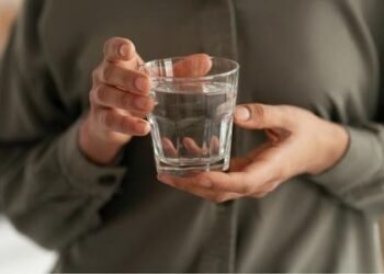 Чому в спеку потрібно пити більше води: скільки рідини насправді потрібно організму