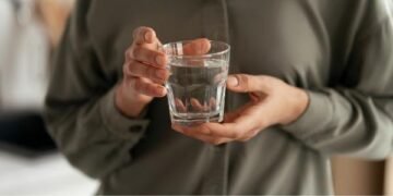 Чому в спеку потрібно пити більше води: скільки рідини насправді потрібно організму