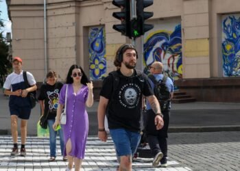 Пішохід ще не ступив на “зебру”: чи зобов’язаний водій зупинитися
