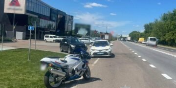 Біля Львова сталася ДТП за участю мотоцикла та Mercedes Sprinter: водія госпіталізували, – ФОТО