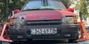 Покинуті машини зникають із вулиць Львова: місто продовжує евакуацію