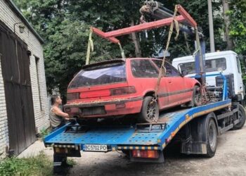 Власники не відреагували: у Львові евакуювали ще 11 покинутих автомобілів