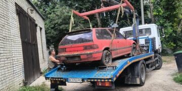 Власники не відреагували: у Львові евакуювали ще 11 покинутих автомобілів