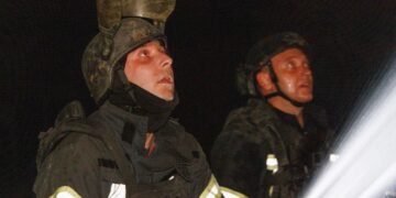 У центрі Києва горить готель після атаки дронів