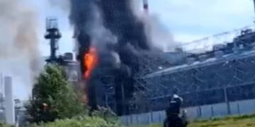 Дрони дістали Тюмень за 2000 км від кордону: НПЗ горів у день міста