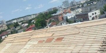 Буревій пошкодив адмінбудівлю Шевченківського району: триває масштабний ремонт
