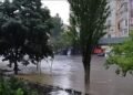 Пливуть авто та сміттєві баки. Частину Одеси затопило під час сильної зливи (відео)
