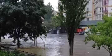Пливуть авто та сміттєві баки. Частину Одеси затопило під час сильної зливи (відео)