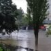Пливуть авто та сміттєві баки. Частину Одеси затопило під час сильної зливи (відео)