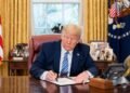 Трамп показав макет нової 100-доларової купюри зі своїм підписом
