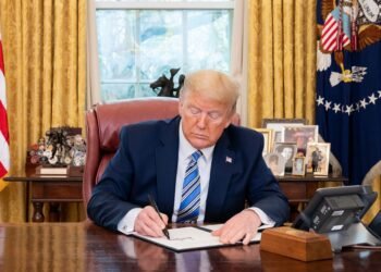 Трамп показав макет нової 100-доларової купюри зі своїм підписом