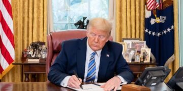 Трамп показав макет нової 100-доларової купюри зі своїм підписом